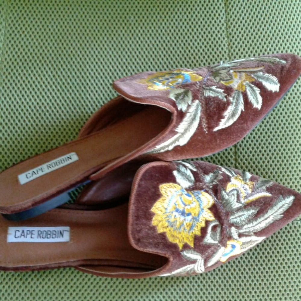 Cape Robbins flower slip on shoes